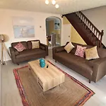 Doncaster - Thorne - Great Customer Feedback - 3 Bed Semi Detached House - Private Garden & Parking 2 Cars - Quiet Cul De Sac Location - Dog Friendly - Fast Wifi - Close To Motorway Access