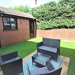 Doncaster - Thorne - Great Customer Feedback - 3 Bed Semi Detached House - Private Garden & Parking 2 Cars - Quiet Cul De Sac Location - Dog Friendly - Fast Wifi - Close To Motorway Access